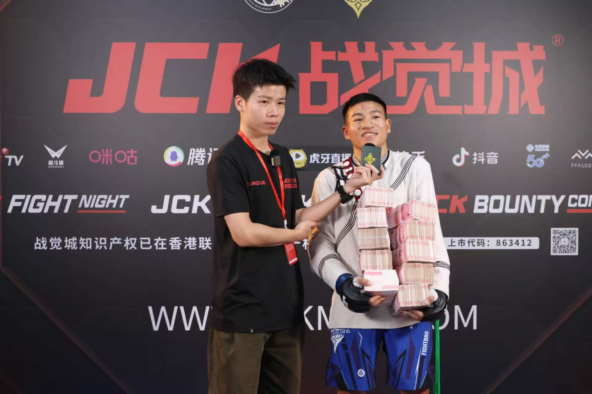 拳击赛场业绩斐然，选手们拳拳到位，掌声雷动的简单介绍