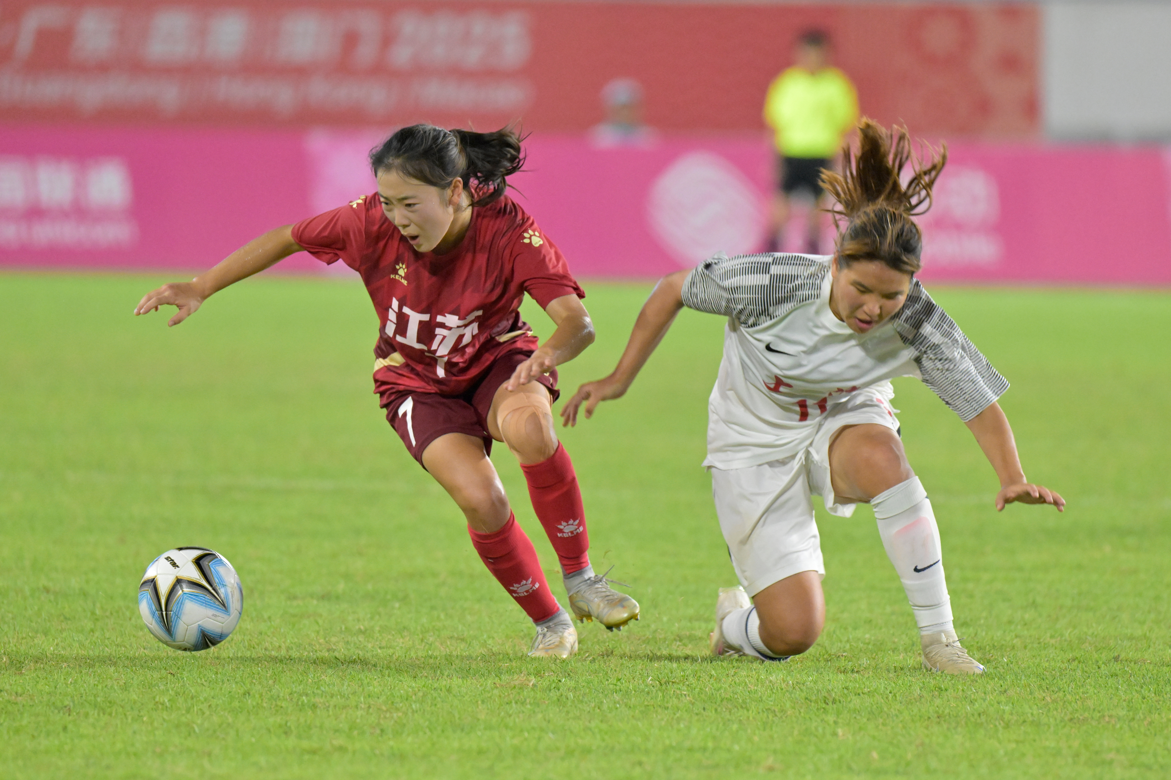 拼搏求胜,中国女足展现真正实力,掌声雷动 拼搏求胜,中国女足展现真正实力,掌声雷动