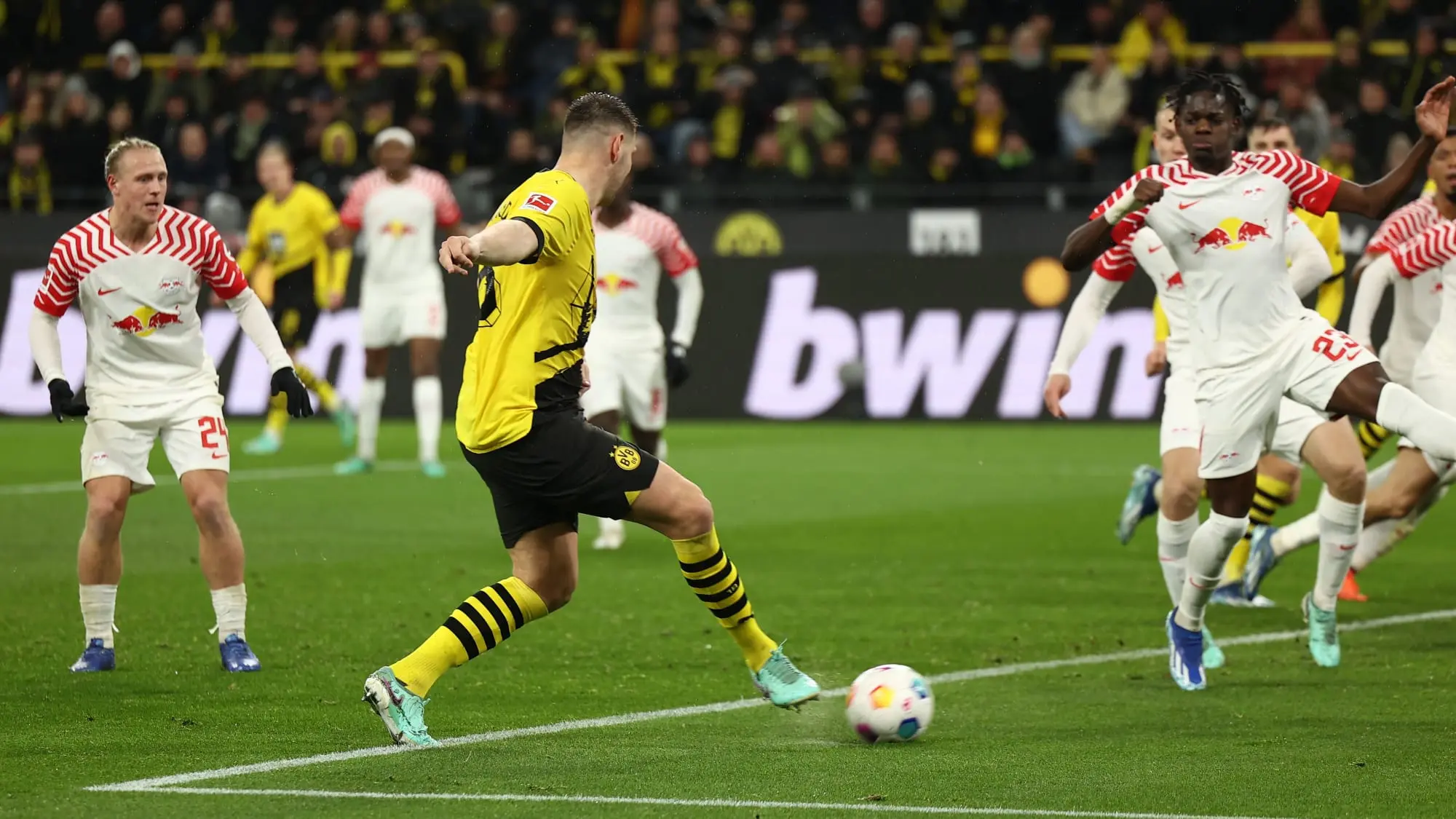 多特蒙德成功击败对手收获三分，掌声雷动的简单介绍