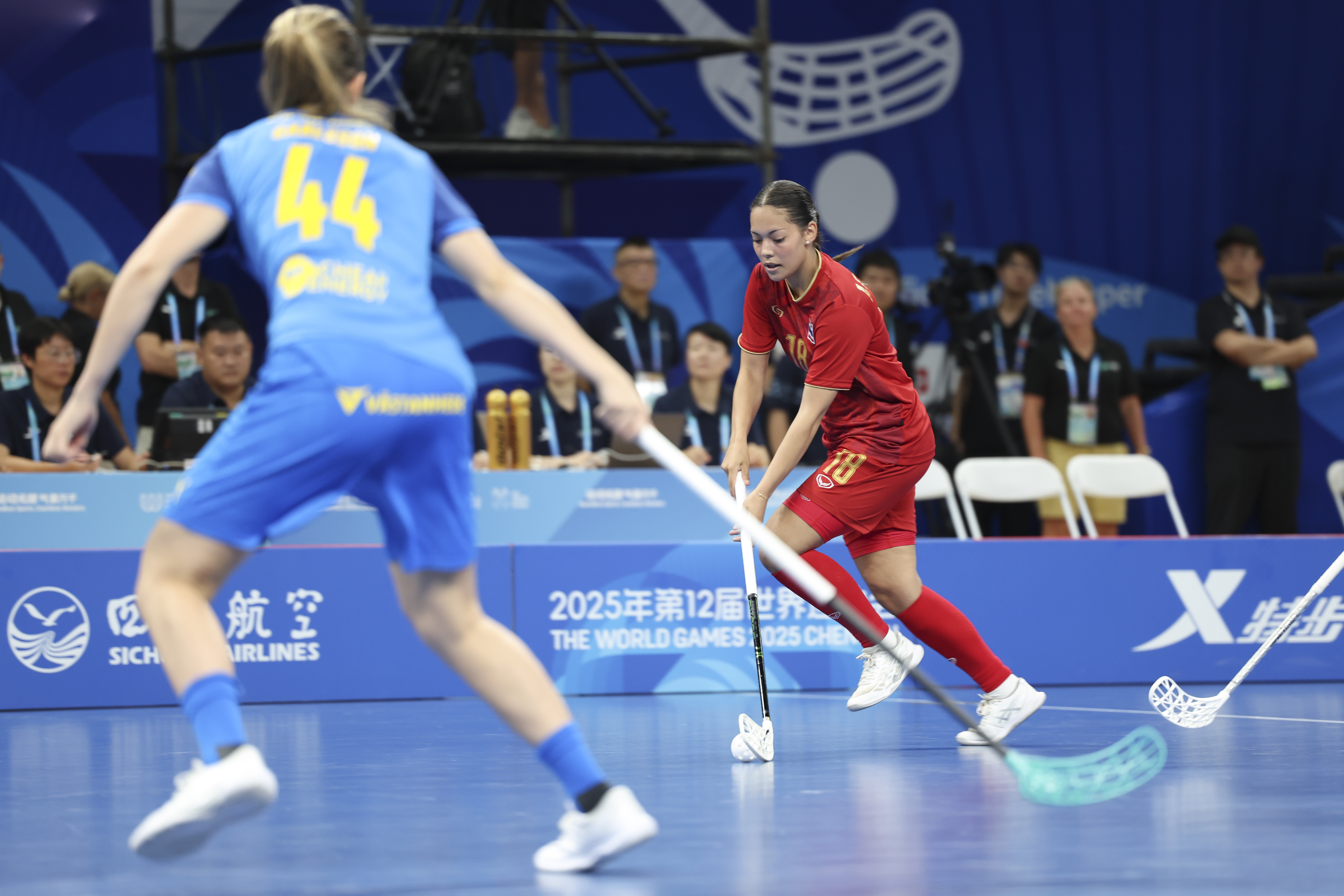 曲棍球赛场硝烟弥漫,球员们协力作战,表现亮眼的简单介绍 曲棍球赛场硝烟弥漫,球员们协力作战,表现亮眼的简单介绍