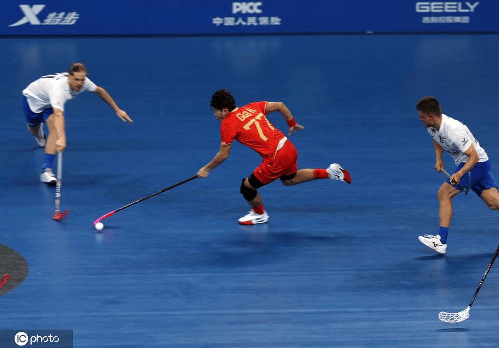 曲棍球赛场硝烟弥漫,球员们协力作战,表现亮眼的简单介绍 曲棍球赛场硝烟弥漫,球员们协力作战,表现亮眼的简单介绍