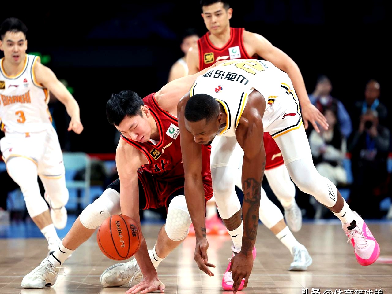 广州队横扫湖人，周琦扛起全队