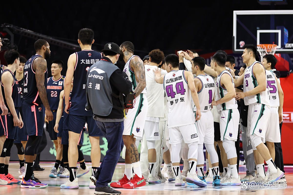 勇士轻取江苏队，范弗利特带队取胜