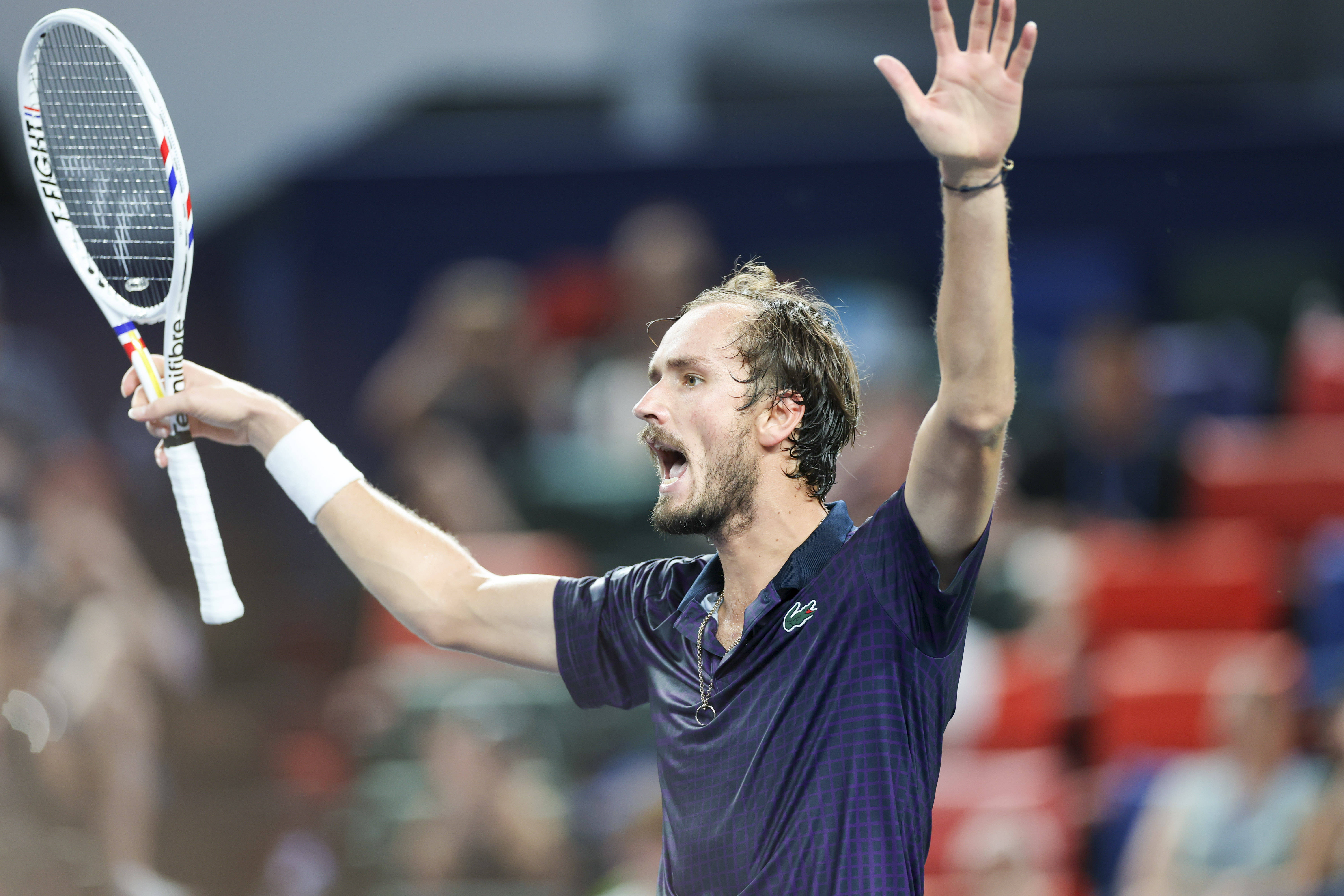 开云体育下载-温网鏖战澳网,梅德韦杰夫扛起全队